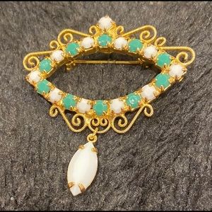 Vintage style brooch